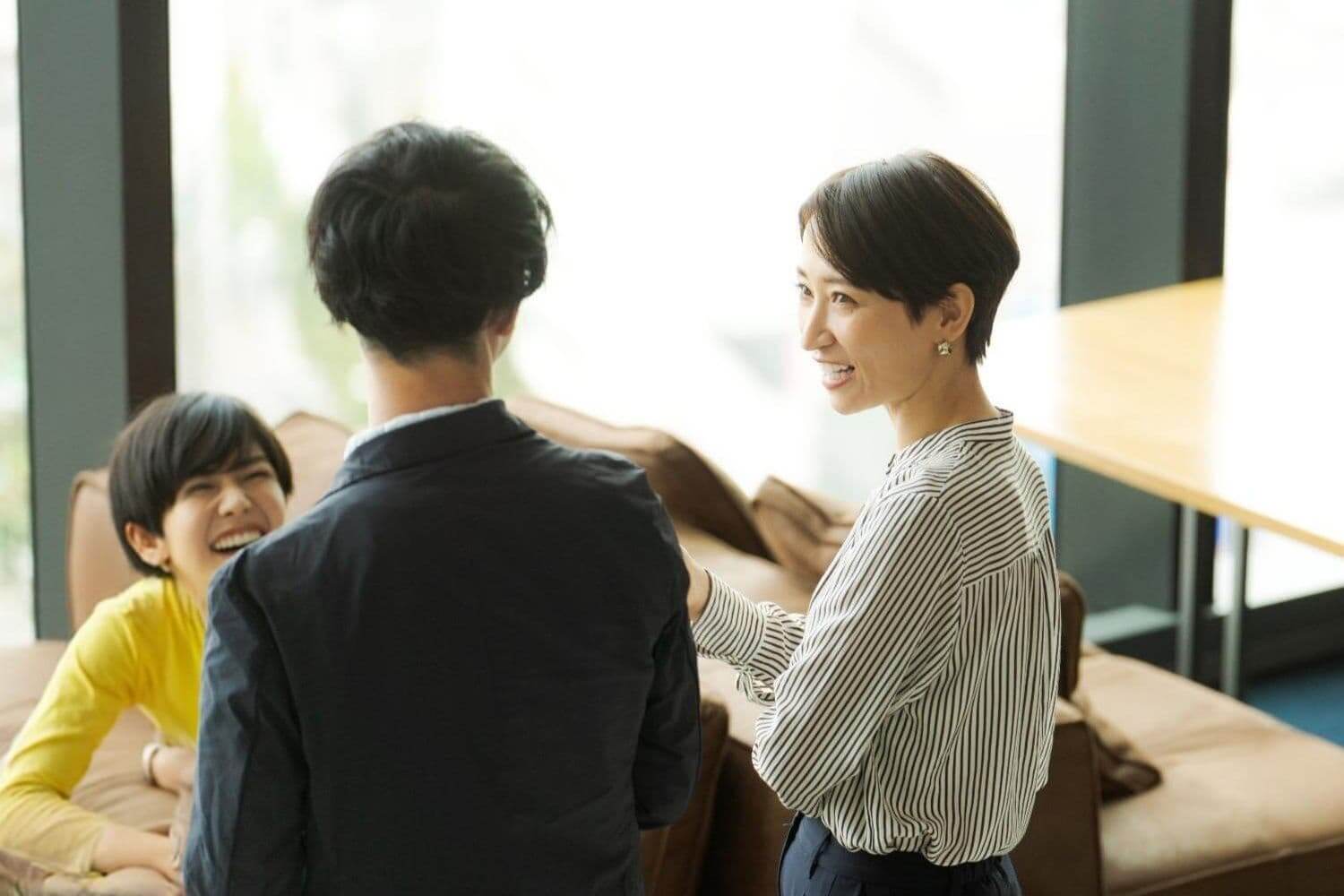リビングで談笑する家族の後姿