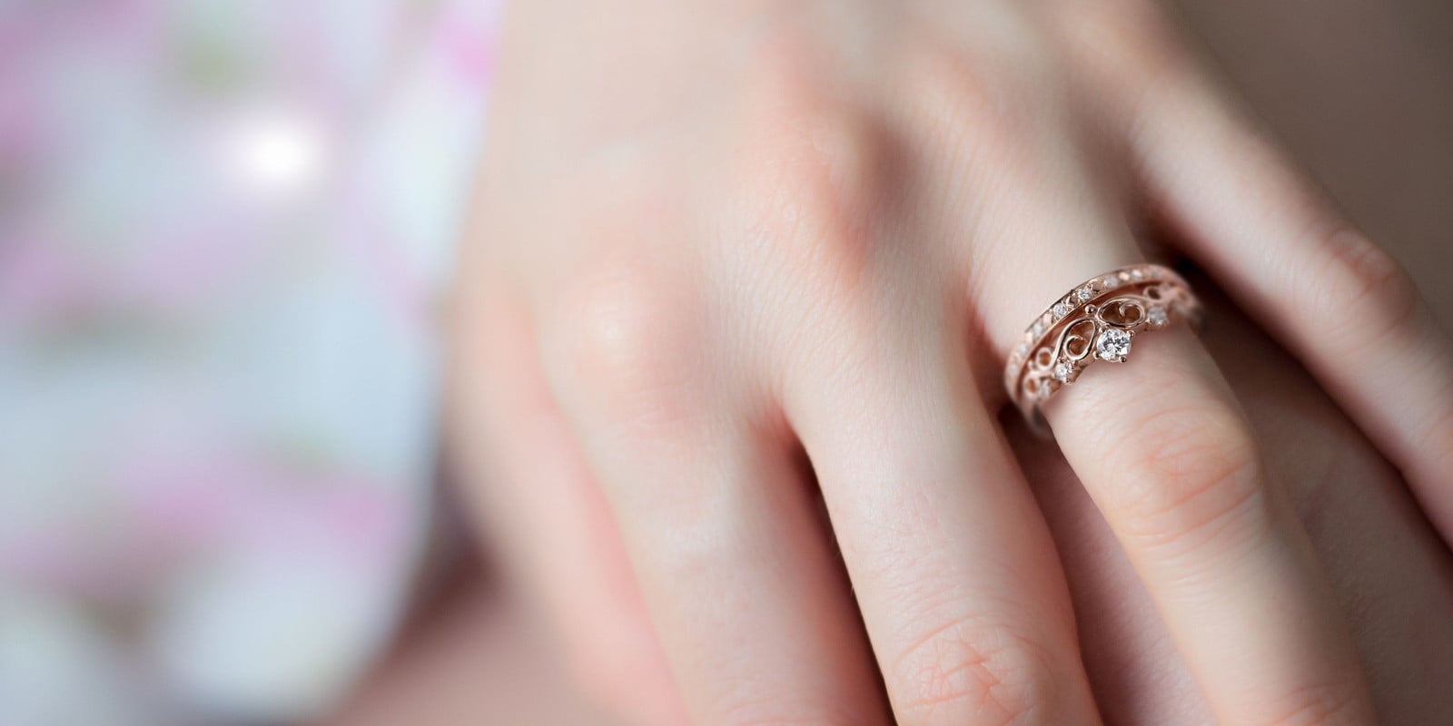 セットリング・婚約指輪と結婚指輪の重ね付け人気8選